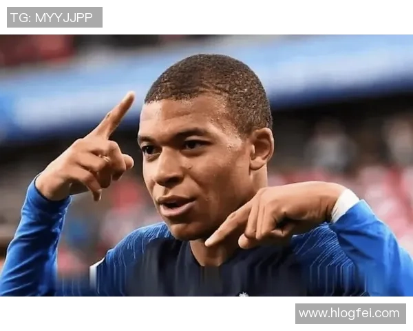 模仿足球球星经典表情展现球场内外欢乐瞬间